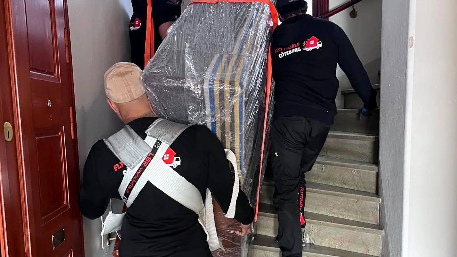 Flytthjälp Göteborg utför tunglyft i trapphus